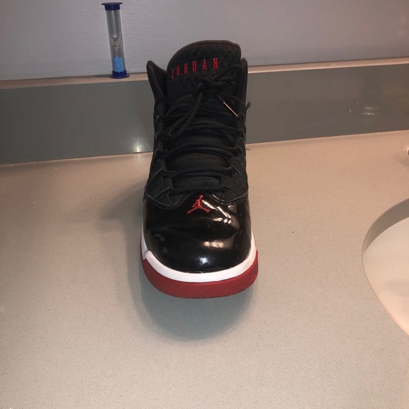 jordan max aura black and red
